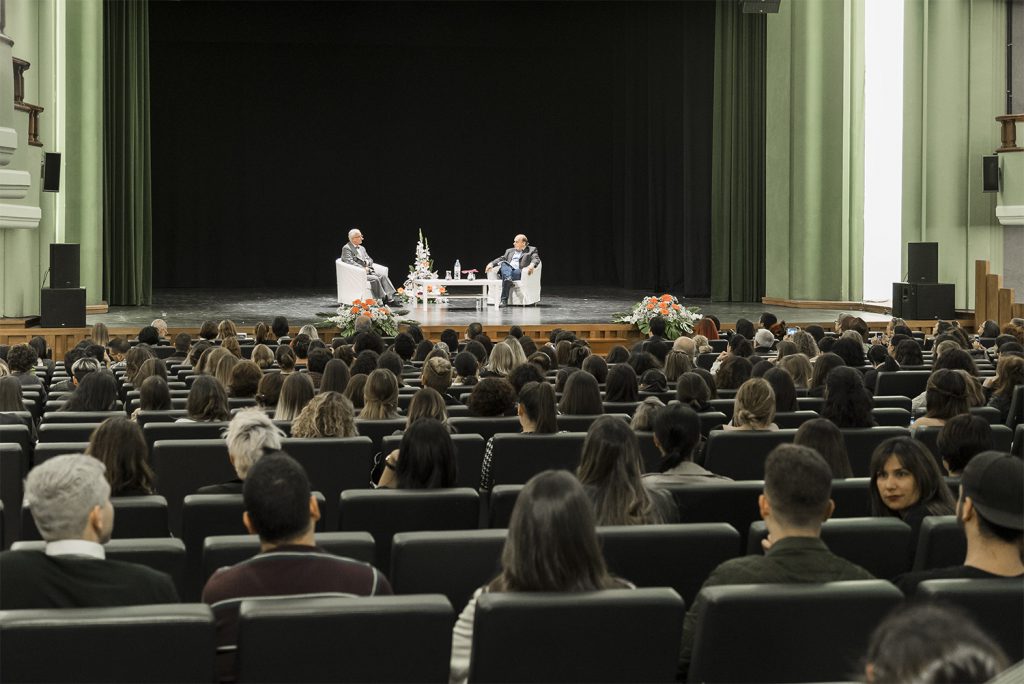 El Paraninfo, casi lleno para escuchar en directo a Blahnik. / Foto: David Domínguez.