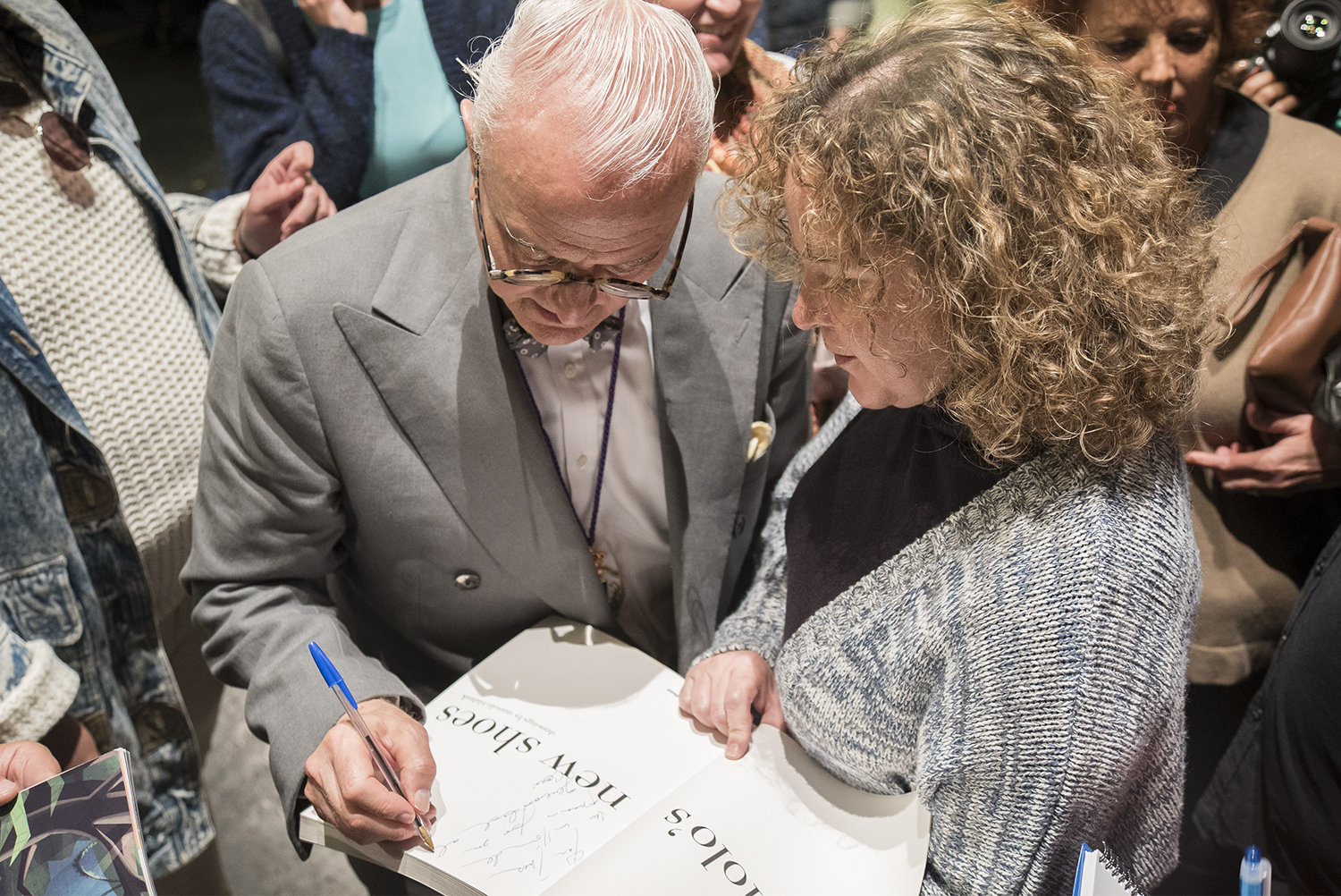 El diseñador firma ejemplares de su libro en la ULL. / Foto: David Domínguez.