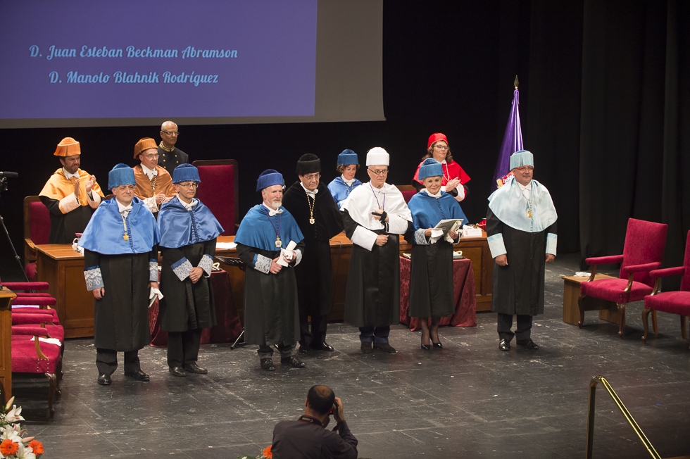 La ULL invistió Honoris Causa a Blahnik y al astrónomo John Beckman. / Foto: Rubén Rodríguez de Cándido.