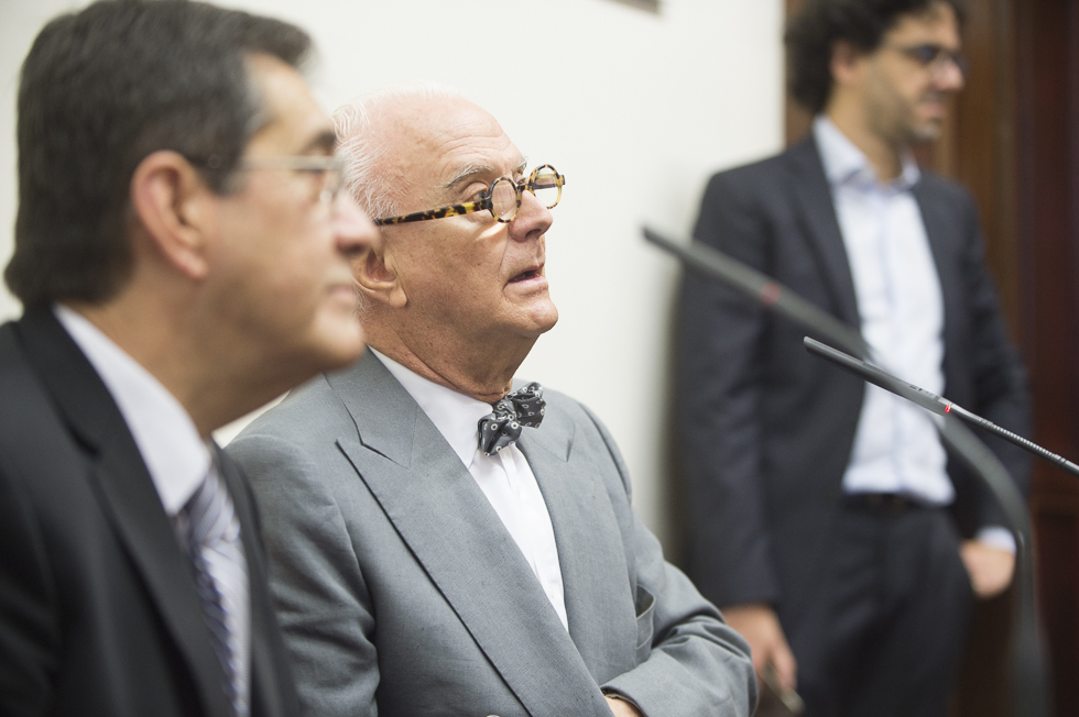 El artista palmero junto al rector de La Laguna, Antonio Martinón. / Foto: Rubén Rodríguez de Cándido.