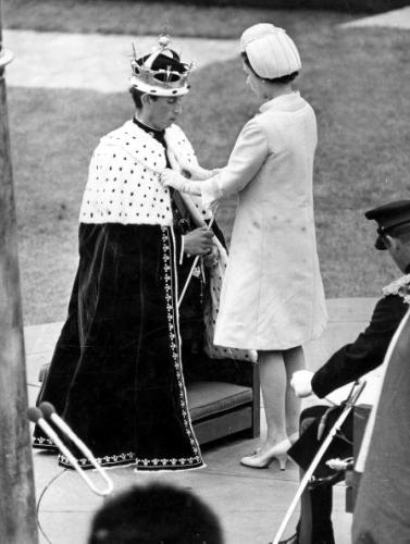 Isabel II lució un sombrero de Mirman en la investidura como Príncipe de Gales de su hijo Carlos.