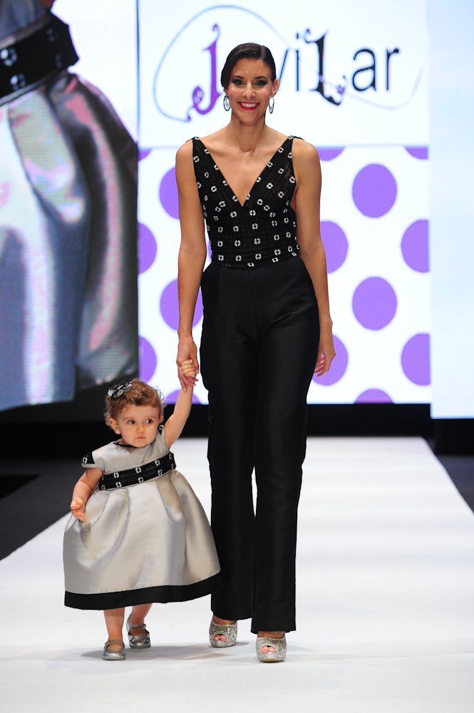 La firma Javilar sacó a pasarela a la modelo más pequeña del desfile. / Foto: Hiroshi Yamaoka. 