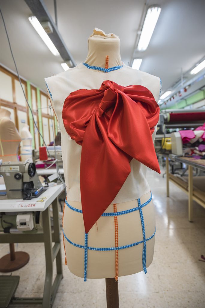 Un maniquí con uno de los trabajos realizados por los alumnos del curso. / Foto: David Domínguez.