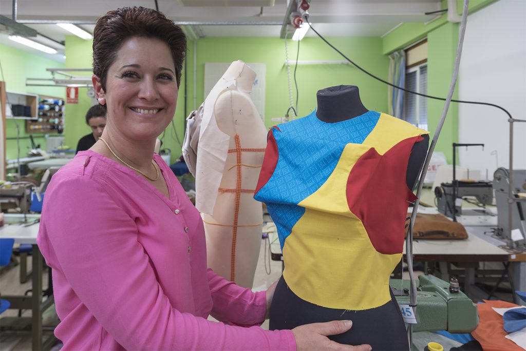 Una alumna muestra su trabajo con la técnica de Sato. / Foto: David Domínguez.