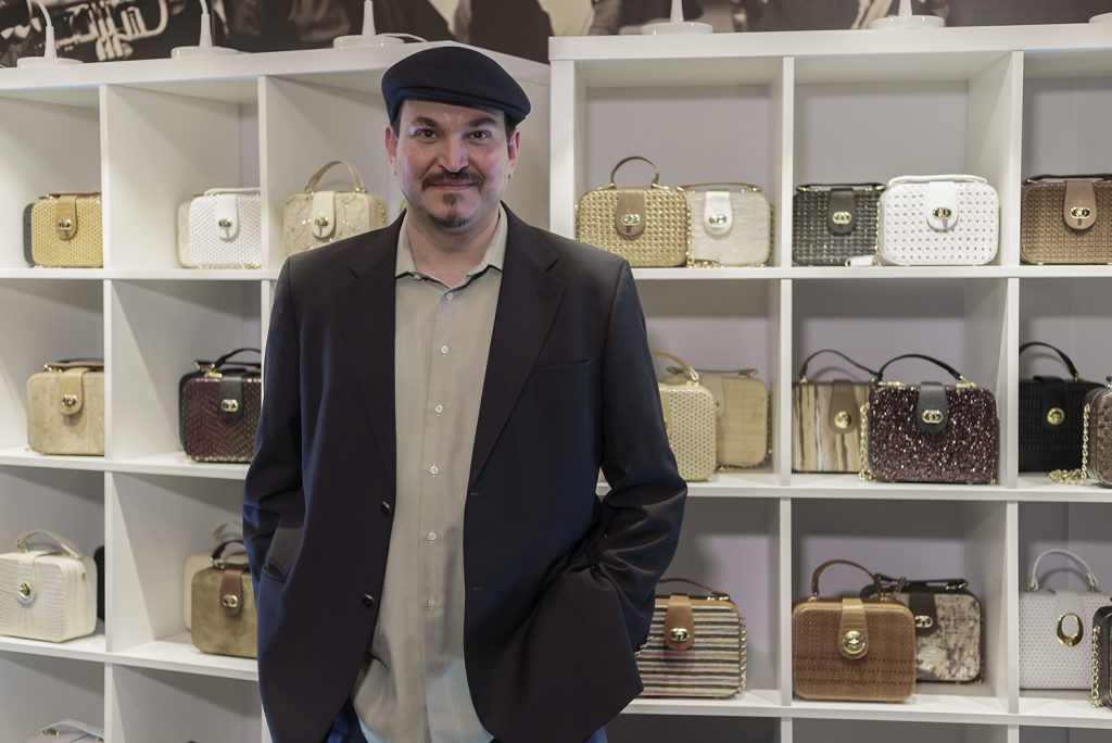 El diseñador Carlos Nieves junto a sus bolsos de Un1Kos. / Foto: David Domínguez.