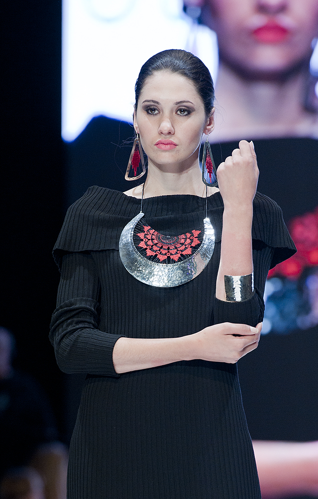 Argollas y collar de Juan Gil. / Foto: Carlos M. Anglés.