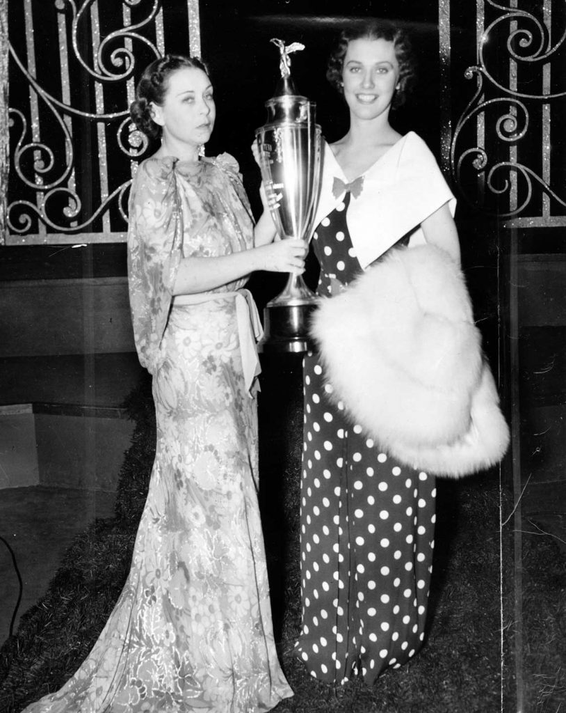 Gewn Wakeling entrega el premio a Miss América 1936. 