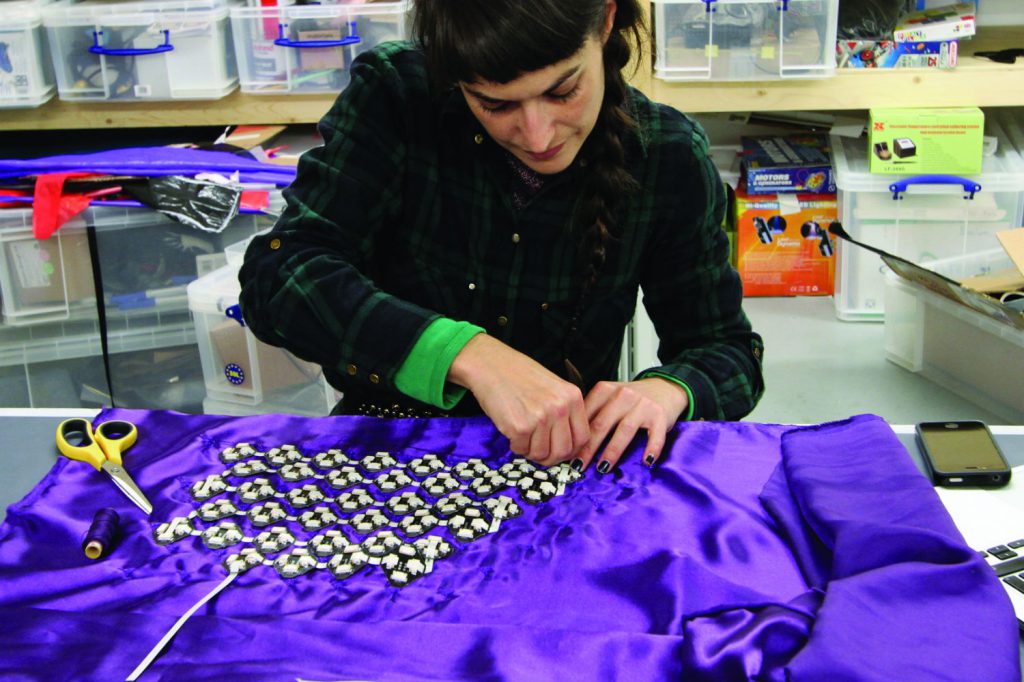 Elena Corchero trabaja en uno de sus wearables. 