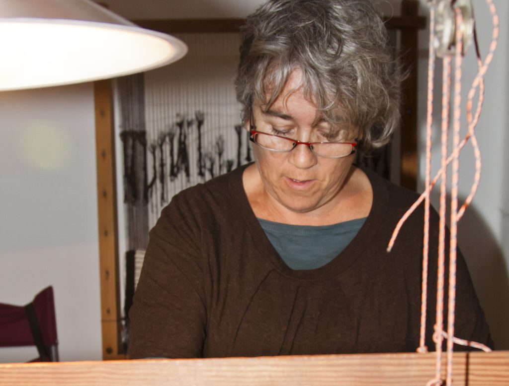 La artesana trabaja en su telar. / Foto: David Domínguez.