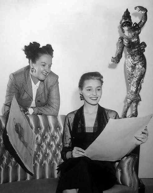 La diseñadora Leah Rhodes muestra unos bocetos a Patricia Neal. 