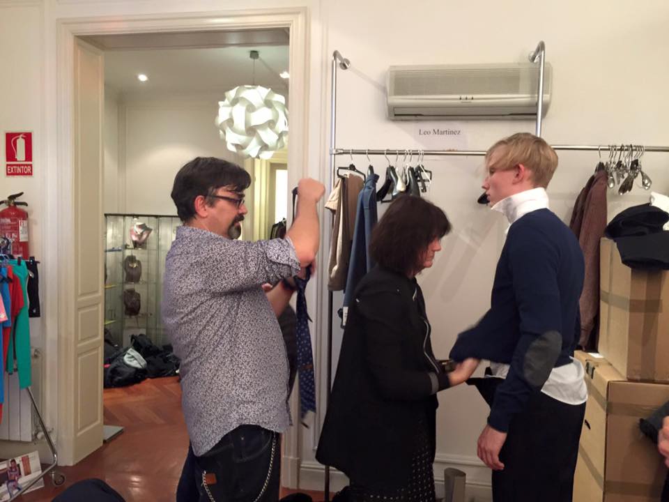 El diseñador tinerfeño realiza el fitting a los modelos previo a la MFShow Men 2016.