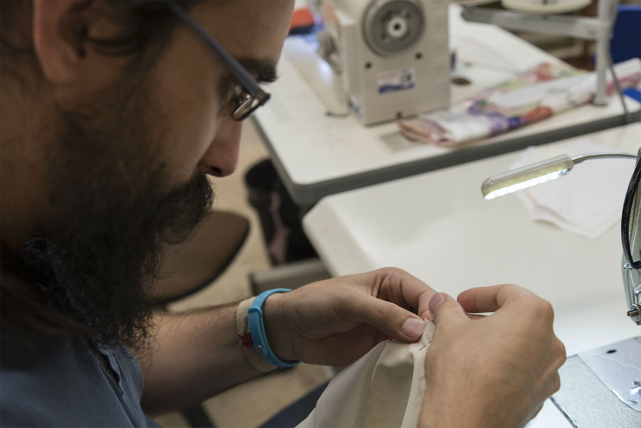 Un asistente al workshop marca su trabajo con alfileres. / Foto: David Domínguez