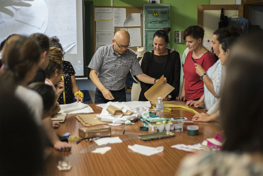 El patronista japonés Shingo Sato durante su workshop en el CIFP Las Indias. / Foto: David Domínguez.