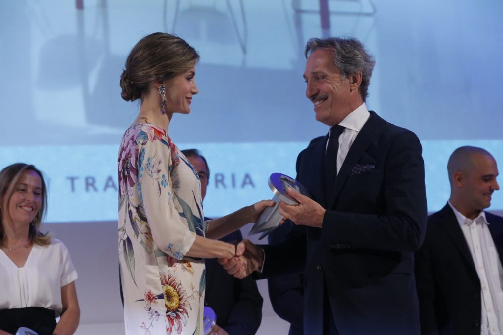 La Reina entrega el premio a Roberto Torreta.