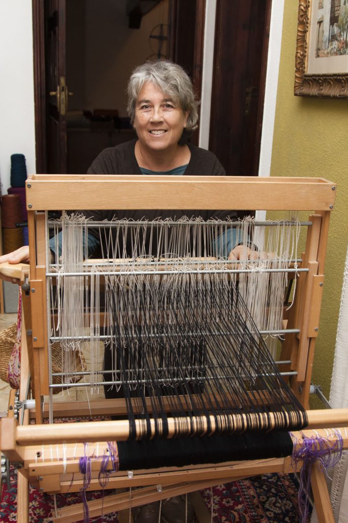 La tejedora Teresa Pérez ante uno sus telares. / Foto. David Domínguez.