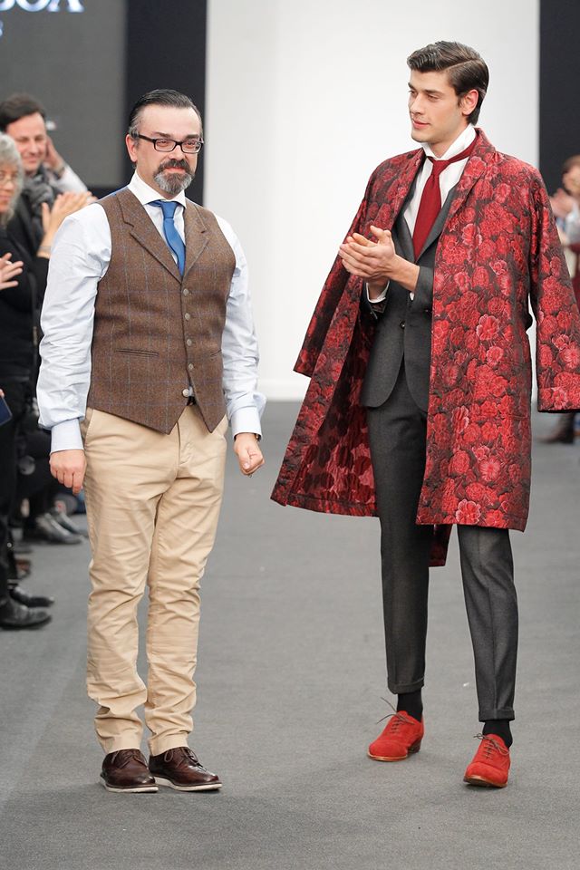 El diseñador Lucas Balboa saluda al cierre de su desfile otoño-invierno 2016 en la MFShow.