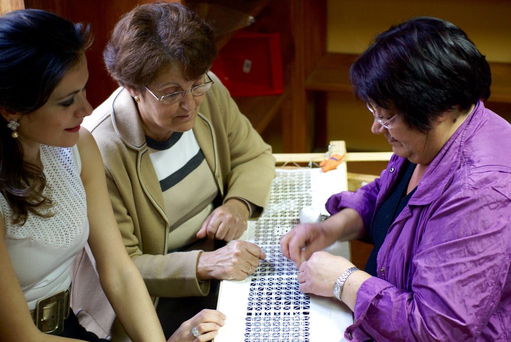 La diseñadora observa el trabajo de las caladoras.