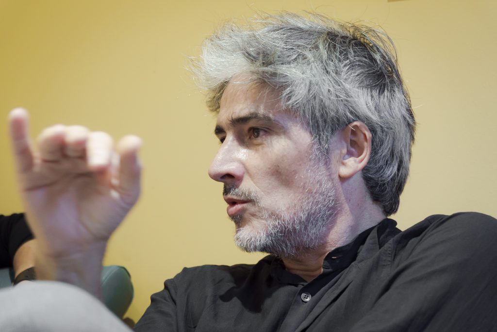 El diseñador catalán, Josep Abril, durante la entrevista. / Foto: David Domínguez.