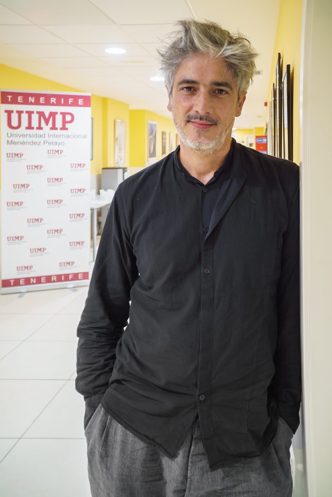 Josep Abril posa en la nueva sede de la UIMP en Tenerife. / Foto: David Domínguez.