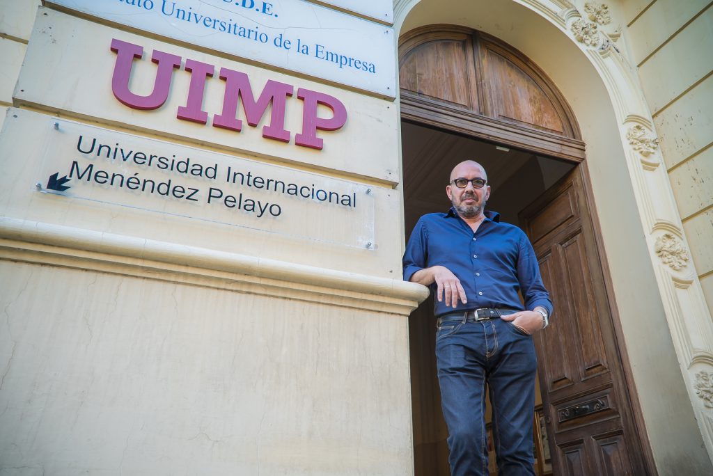 El director de Fuentecapala, Jesús Vargas, posa en la nueva sede de la UIMP de Tenerife. / Foto: David Domínguez.